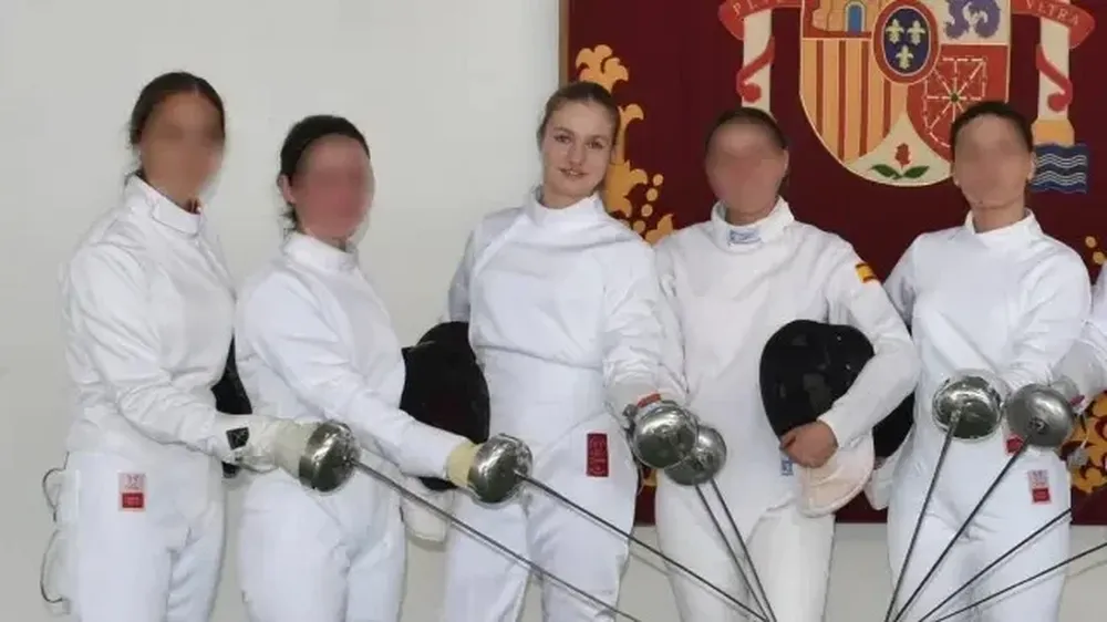 La princesa Leonor junto a otras jugadoras de esgrima.