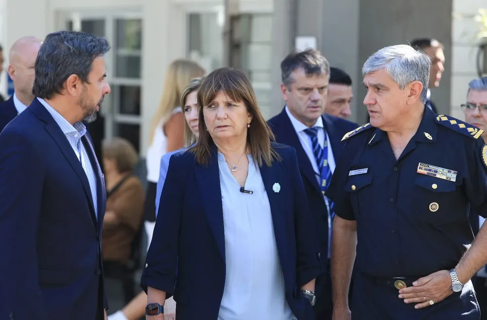 Bullrich habló con la prensa en el Hospital Churruca