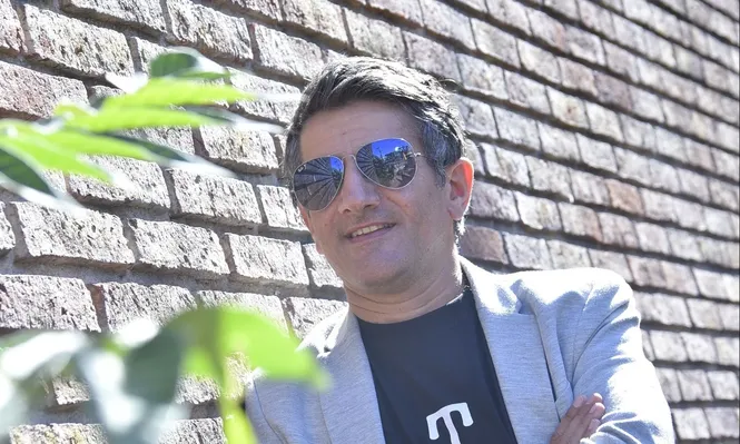 Gustaf estrena programa en Radiocero y lleva sus personajes a radio Montecarlo