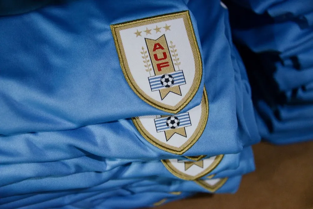 Escudo de la AUF en camisetas de la selección de Uruguay