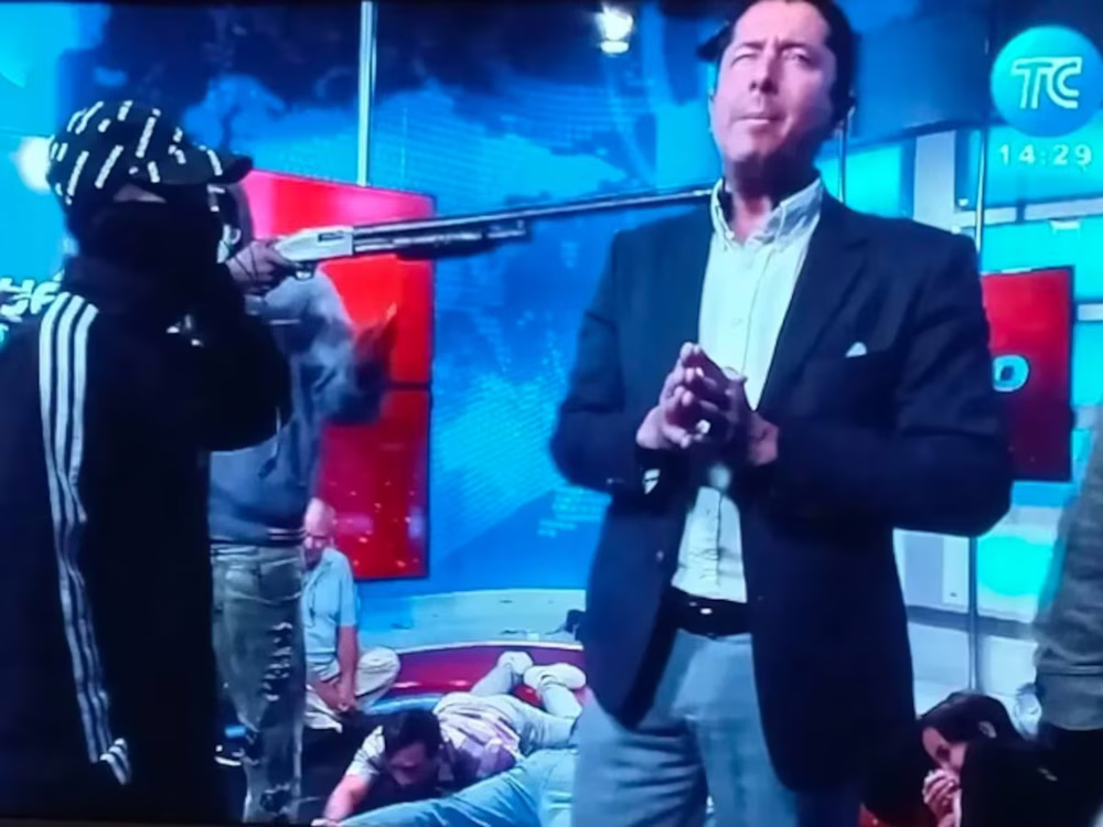 Un miembro de la banda Los Tiguerones durante el asalto a TC Televisión de Guayaquil