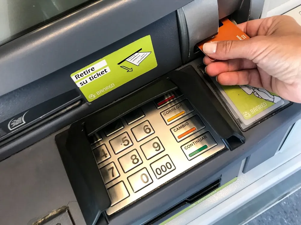 El paro en los bancos privados terminará este lunes a las 15 horas.