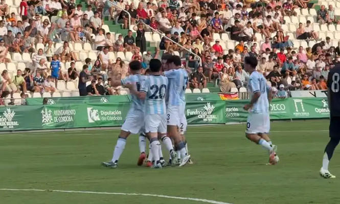 Los juveniles de Racing celebran su gran victoria ante el Real Madrid.
