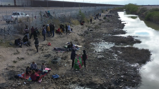 Migrantes permanecen en las inmediaciones del Río Bravo, junto al alambrado que divide a México con Estados Unidos, en Ciudad Juárez (México)