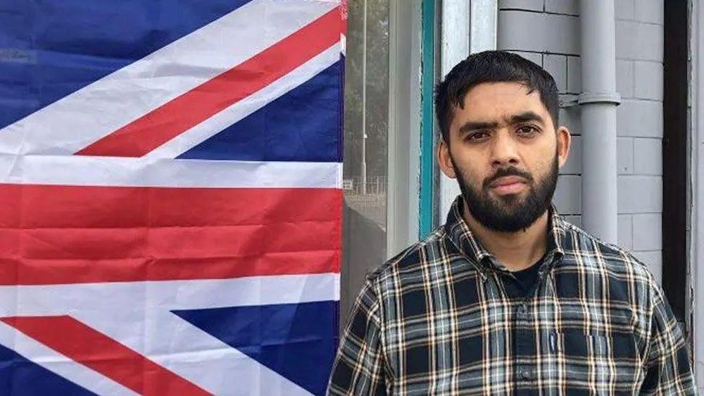 Ibrahim Syed dice que en su mezquita ondea la bandera del Reino Unido para mostrar su patriotismo al país.