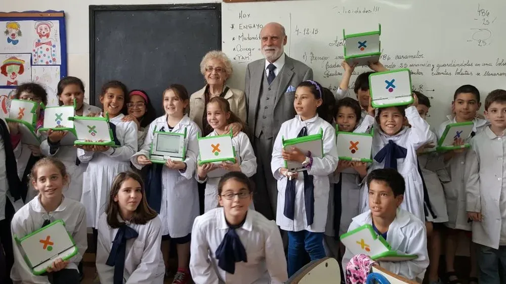 Vint Cerf con alumnos de 4º año de la Escuela Nº 32 Simón Bolívar