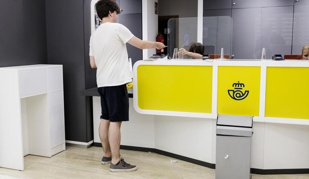 Un joven es atendido en la oficina de Correos&nbsp;