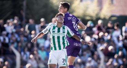 Álex Vázquez contra Lucas Agazzi en el partido entre Racing y Defensor Sporting
