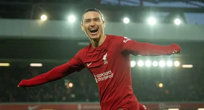 Darwin Núñez festeja su golazo de taco para Liverpool