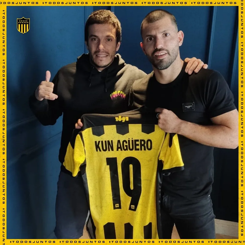El Kun Agüero con su camiseta de Peñarol