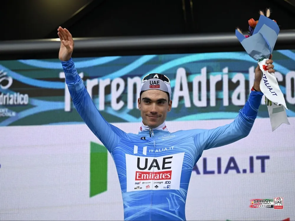 Triunfo de Juan Ayuso.