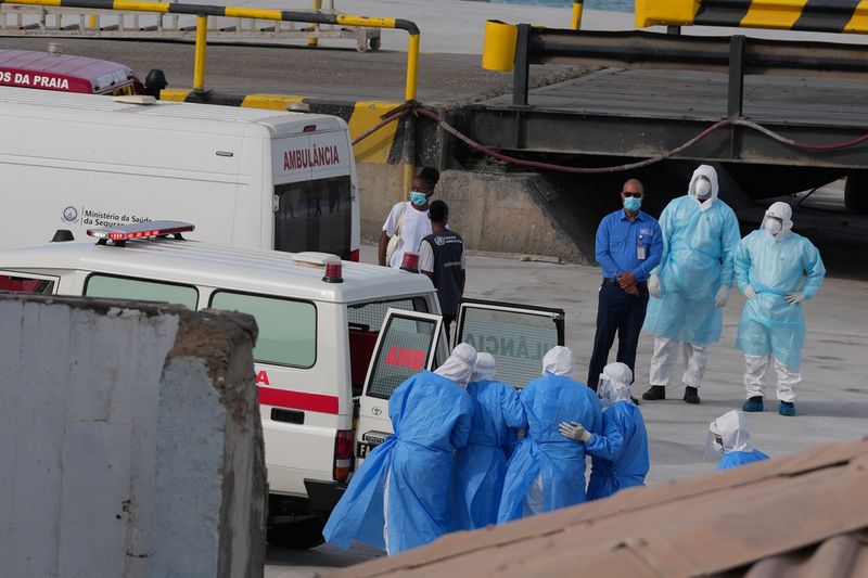 Treinta pasajeros del crucero con hantavirus desembarcaron tras la primera muerte y son rastreados ante riesgo de contagios