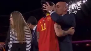 Rubiales le dio un beso en la boca a Hermoso y debió pedir disculpas