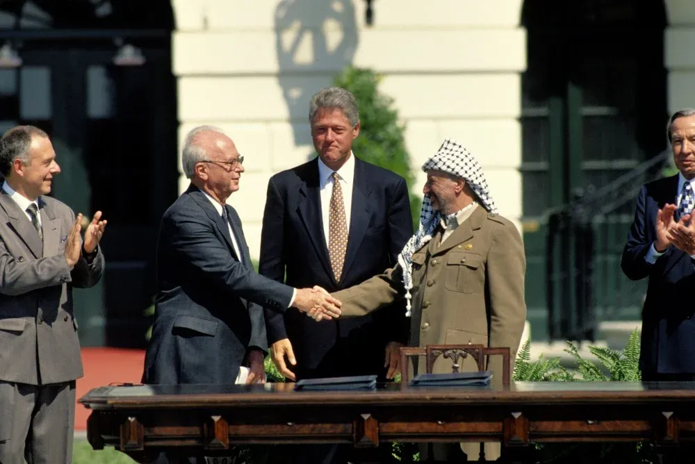 Septiembre de 1993: Yitzhak Rabin, Yasser Arafat y Bill Clinton en los jardines de la Casa Blanca.
