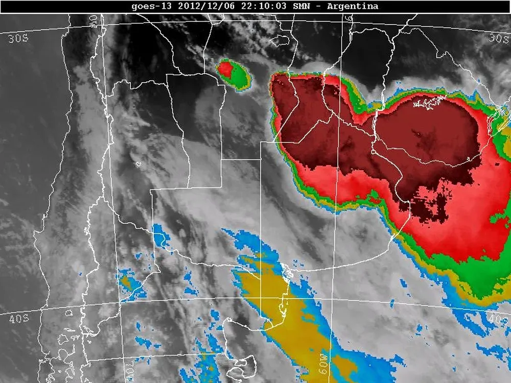 Imagen satelital sobre Montevideo a la hora 20:30