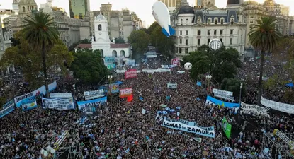 Una toma aérea de la marcha universitaria en Plaza de Mayo