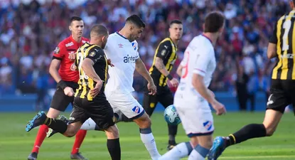 Luis Suárez apronta la zurda para convertir un golazo en el clásico Nacional-Peñarol