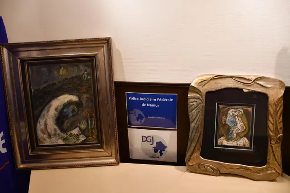 La cabeza, Picasso y Hombre en horación, Chagall.