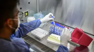 Trabajador de la salud sostiene un test de covid-19 en un hospital de Florencio Varela, en Argentina