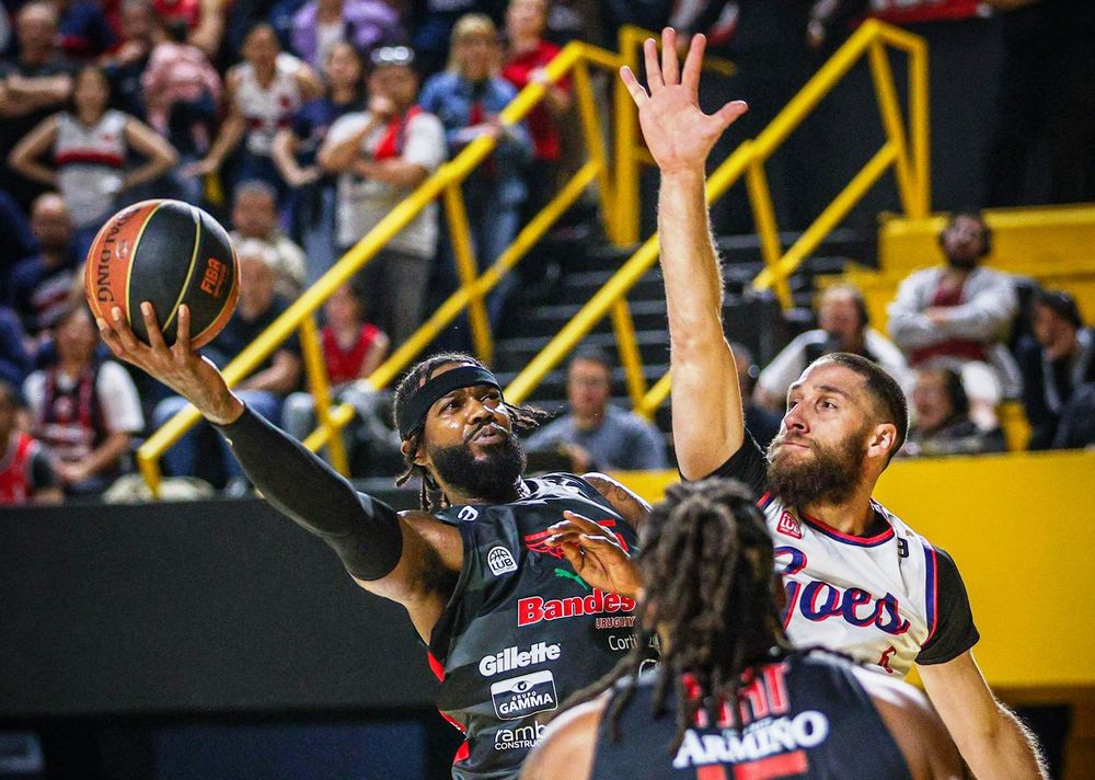 Earl Clark y Fernando Verrone