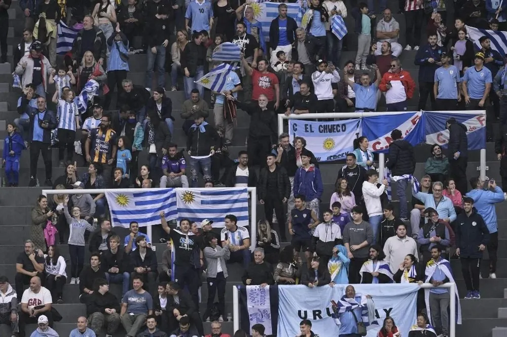 Hinchas uruguayos en La Plata