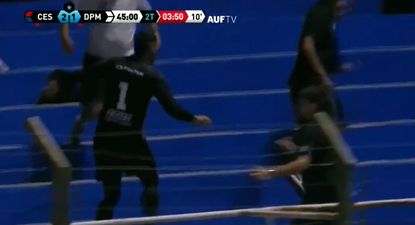 Emiliano Márquez yendo a la tribuna tras su roja