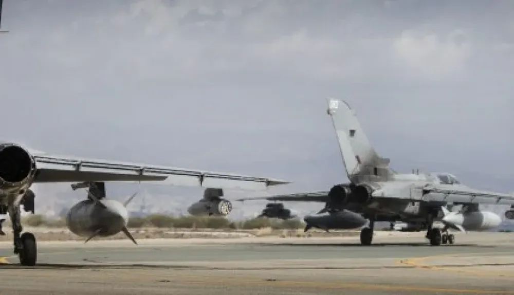 Aviones británicos despegando para realizar ataques en blancos de Estado Islámico