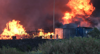 Las intensas llamas del incendio en el polígono de Güímar, Canarias| EFE