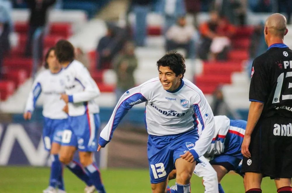 Suárez festeja su primer gol oficial en 2005, ante Paysandú