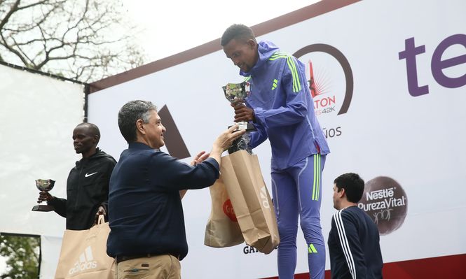 El keniata Bethwell Yegon se impuso en la Maratón Internacional de Buenos Aires, que tuvo récord de corredores