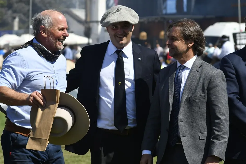 Rafael Ferber y el presidente Luis Lacalle Pou en la premiación a uno de los tropilleros.