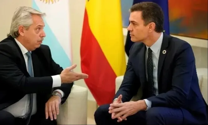 Alberto Fernández junto a Pedro Sánchez en el Palacio de la Moncloa durante una reunión bilateral que mantuvieron en febrero del 2020