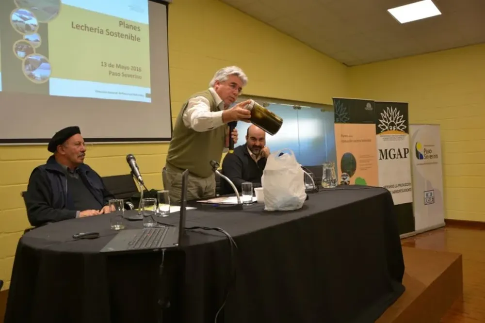 Aguerre en una explicación gráfica muestra uno de dos frascos con bosta, uno de vaca lechera y otro de vaca de carne.