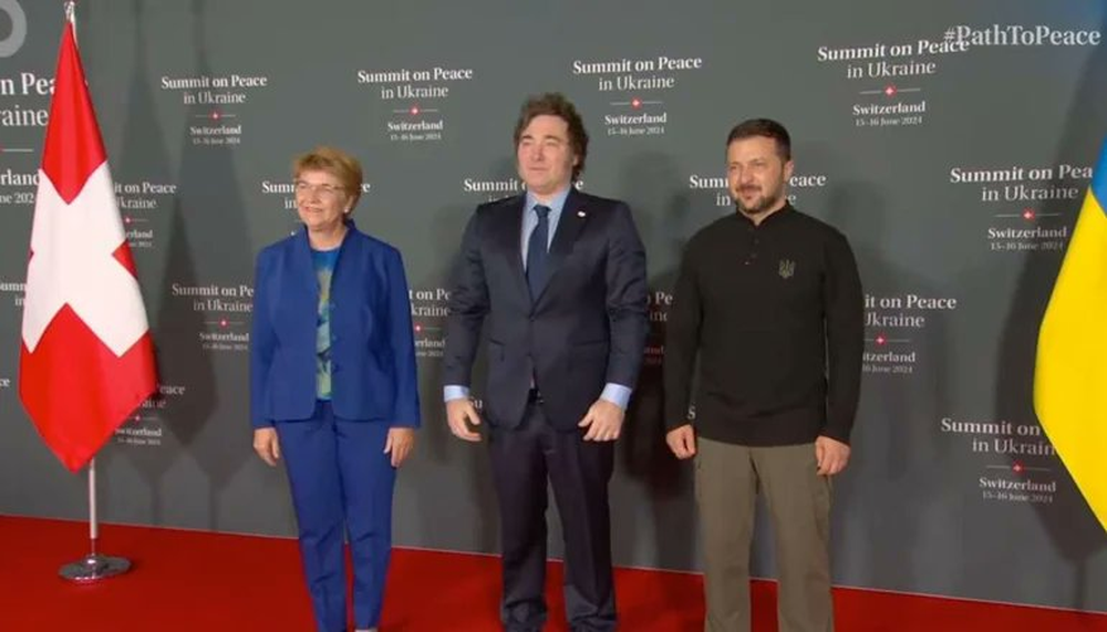 Javier Milei llegó a Suiza para asistir a la Cumbre de la Paz y fue recibido por Volodomir Zelensky