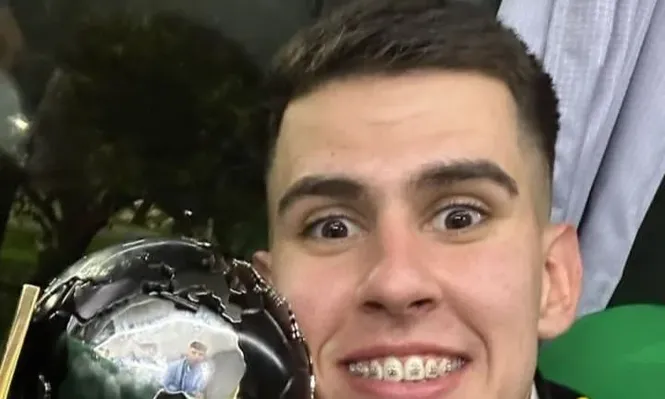 Randall Rodríguez con la copa