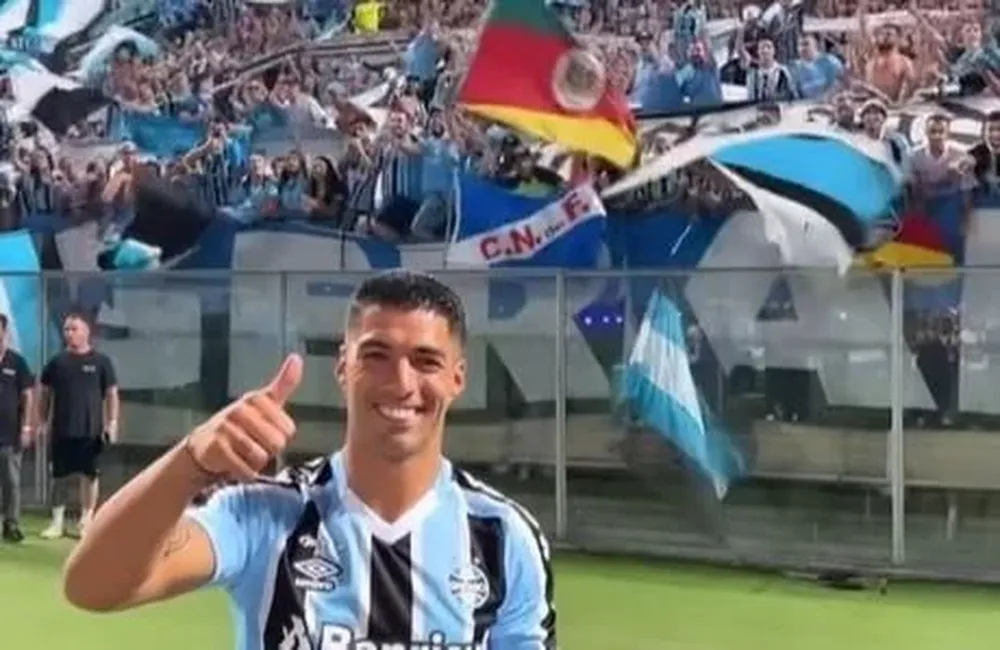 Luis Suárez posó con la bandera de Nacional y Sofía Balbi lo filmó