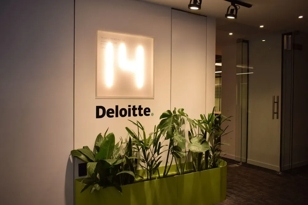 Las nuevas oficinas de Deloitte Uruguay están ubicadas en los pisos 14, 15 y 16 de Sinergia Faro. Los trabajadores de la firma también pueden hacer uso de los espacios que ofrece el cowork.