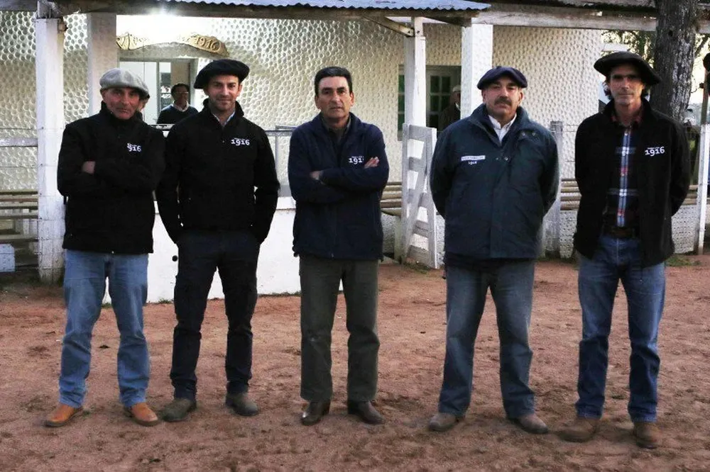 Integrantes del equipo del escritorio que está festejando 100 años