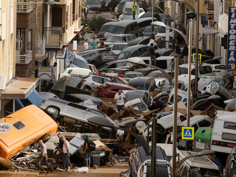 Cientos de coches apilados por el agua.