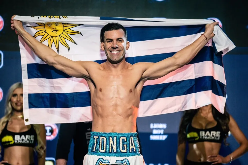 Tonga Reyno con la bandera uruguaya