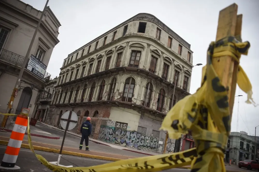 Se derrumbó parte del viejo hotel El Globo que estaba siendo refaccionado