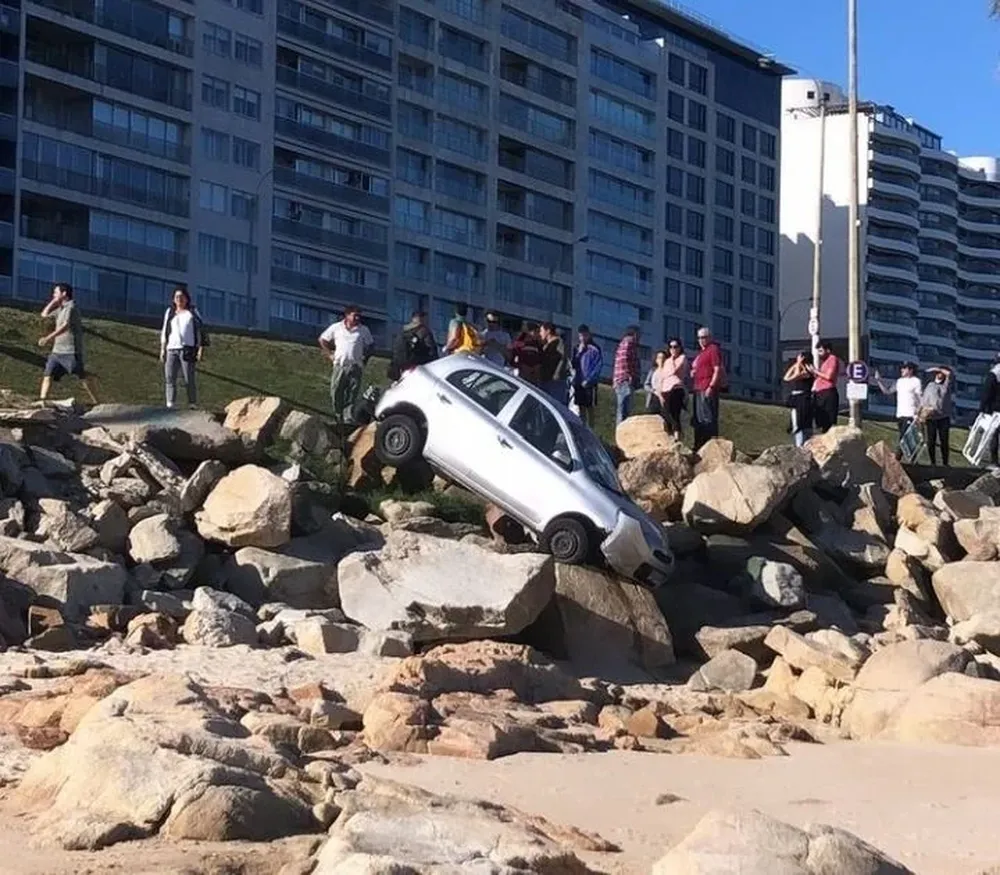 El auto detenido sobre las rocas de la playa