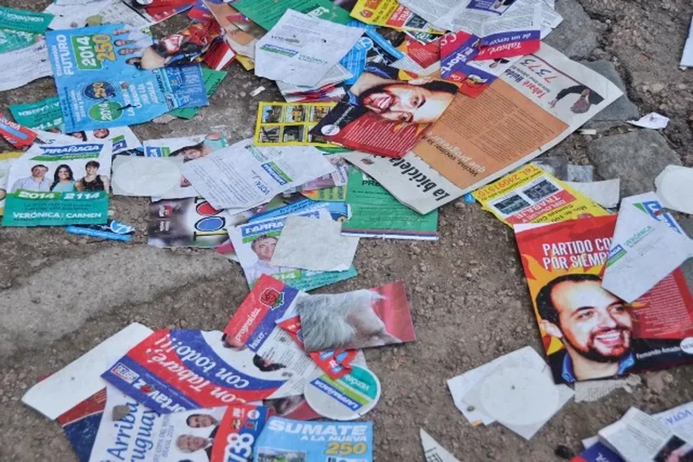 Martes 15. Folletos de la campaña política tirados en Plaza Prado.