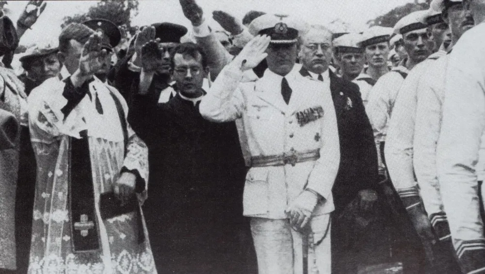 Hans Langsdorff, capitán del Graf Spee, en primer plano, durante el entierro de 36 marinos alemanes en el Cementerio del Norte