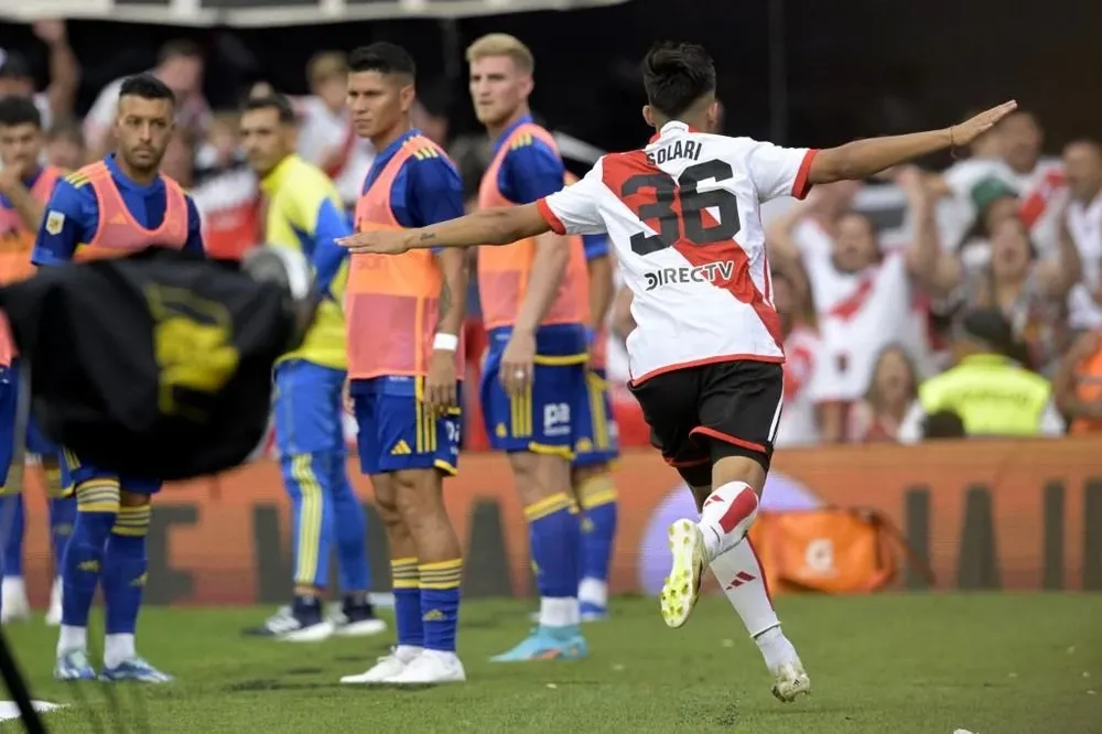 Pablo Solari festeja el gol de River Plate en el Superclásico ante Boca Juniors en el estadio Mas Monumental por la séptima fecha de la Copa de la Liga