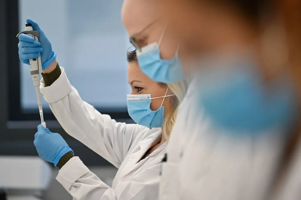 En paralelo, se desarrolla un tratamiento oral en pastillas elaborado por la farmacéutica alemana Merck