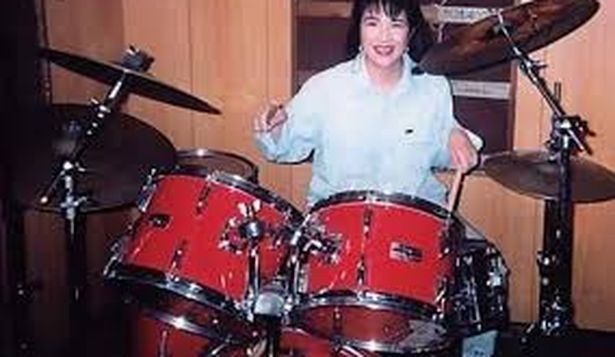 La primera ministra de Japón, Sanae Takaichi, también es fanátíca de la batería y el heavy metal.