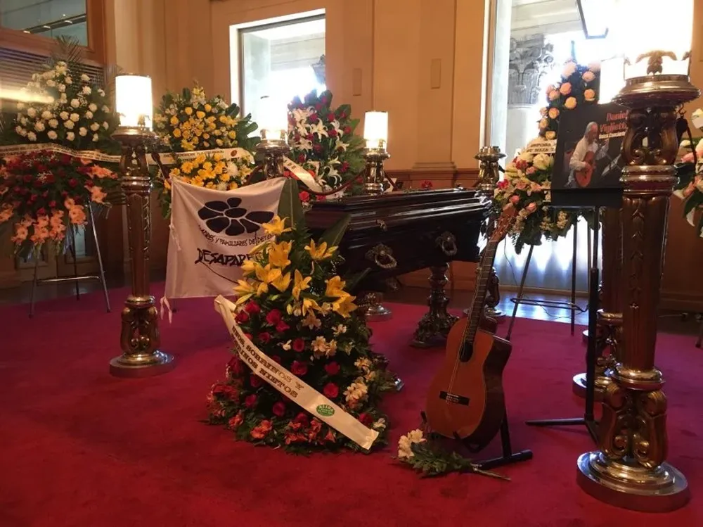 Jorge Zabalza durante el velatorio de Daniel Viglietti