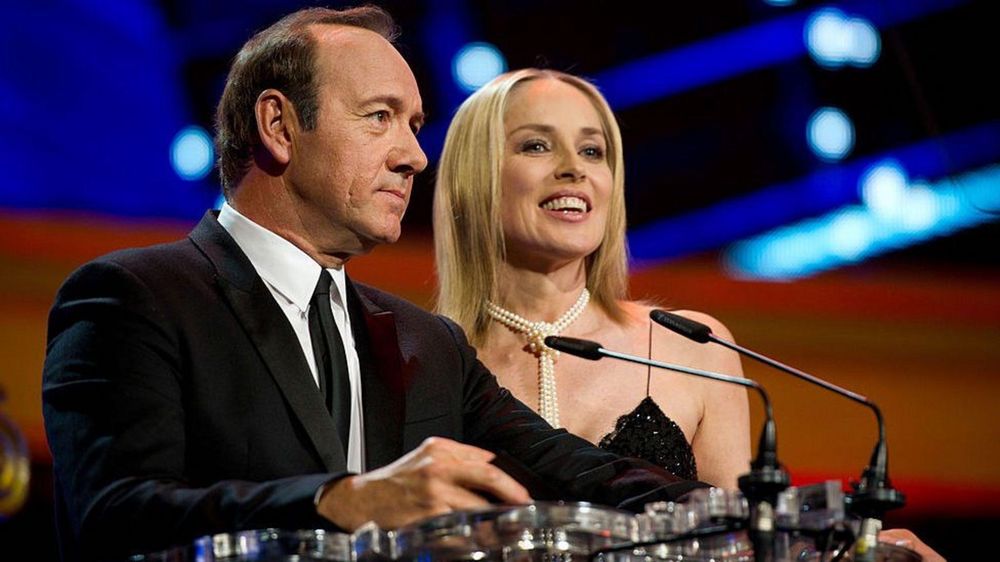 Kevin Spacey junto a Sharon Stone, actriz reconocida por películas como "El vengador del futuro" y "Casino".