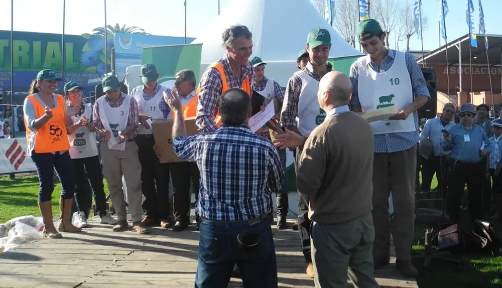 La dupla ganadora y el tutor recibieron aplausos y premio